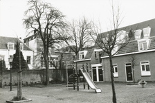 861599 Gezicht over de Oranjehof in Wijk C te Utrecht op de woningen Oranjehof 54 (links)-hoger, met op de hof enkele ...